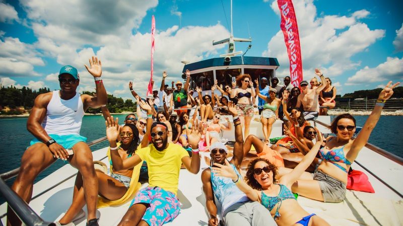 How to Choose Party Boats for Your Next Celebration